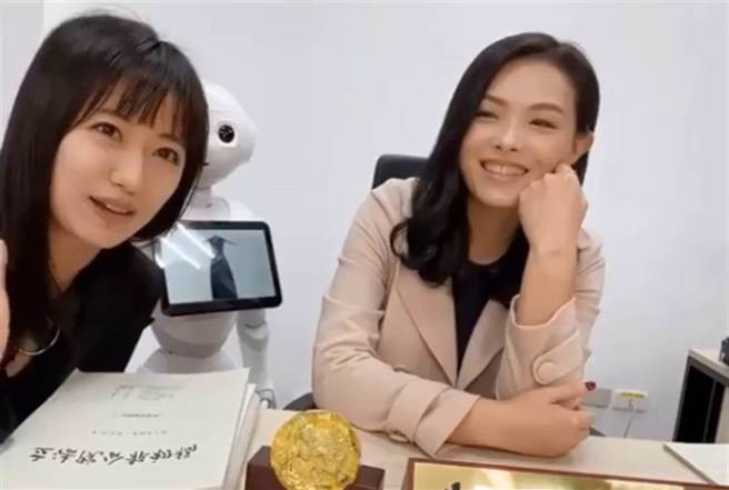 高虹安(右)脸书小编、台大13妹的「公卫文」王郁文(左)，在高立院时期曾担任其公关主任。（图／取自高虹安脸书）