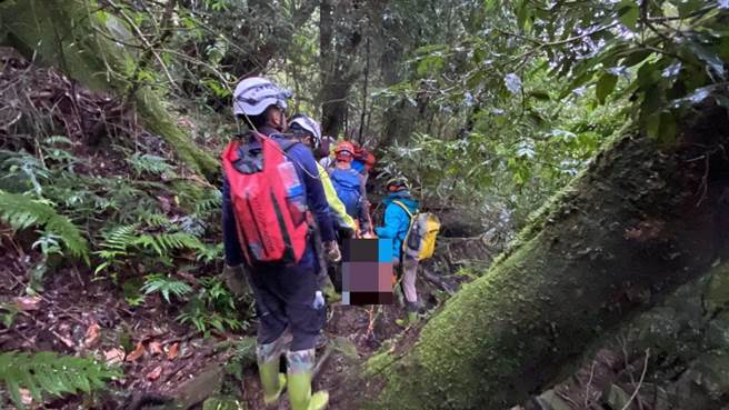 救援人员花了近24小时，以人力拖拉方式终于把女登山客送到登山口，送往嘉义圣马医院救治。（嘉义县消防局提供∕吕妍庭嘉义传真）