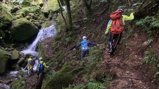 连日大雨，路途多处坍方，加上霞山支线要克服多处乾溪沟及各种狭窄地形，导致救援困难。（嘉义县消防局提供∕吕妍庭嘉义传真）