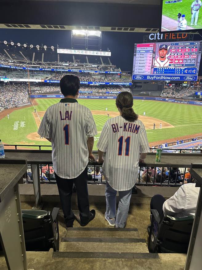 赖清德穿「挺台湾」选举战服看棒球 萧美琴晒两人球衣背号藏密码？(总统府提供)