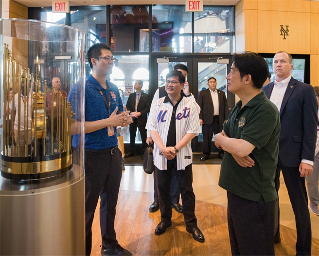 赖清德穿「挺台湾」选举战服看棒球 萧美琴晒两人球衣背号藏密码？(总统府提供)