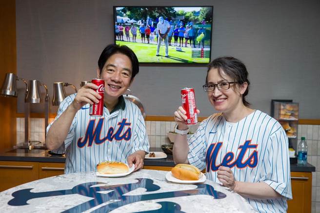 赖清德穿「挺台湾」选举战服看棒球 萧美琴晒两人球衣背号藏密码？(摘自萧美琴脸书)