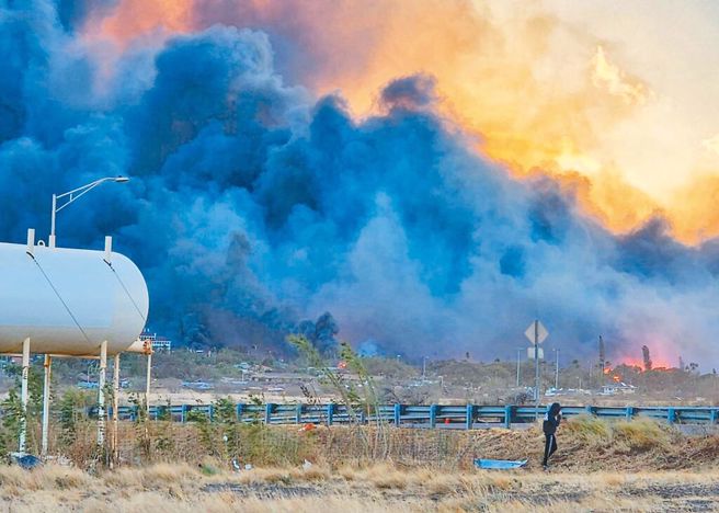 极端气候造成全球性灾难，美国夏威夷野火烧毁至少2207栋房屋，迄今已酿93人死亡。（美联社）