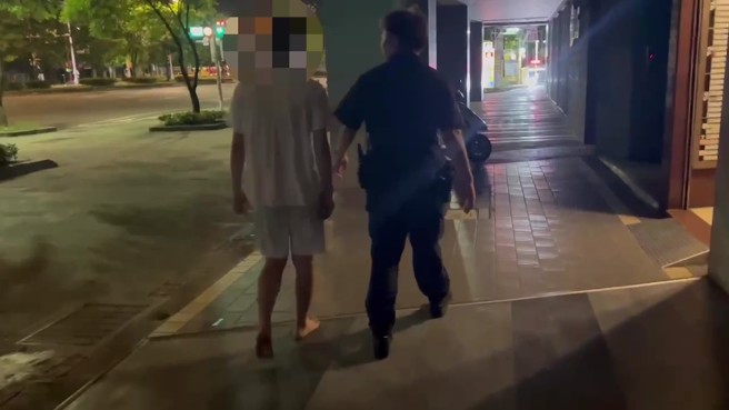 警方獲報後3小時即尋獲該名男子，沒想到李男為了追愛，走了13公里，走到鞋子都掉了。（翻攝畫面）