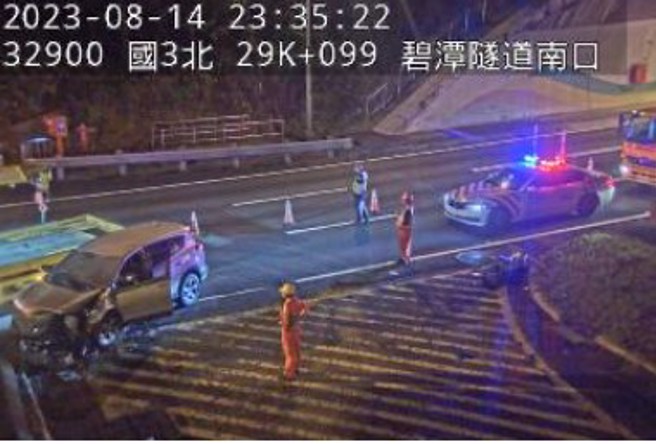 国道3号南向29.1公里处碧潭隧道口，今（14）日晚间22时许一辆自小客自撞分隔岛。（翻摄画面）