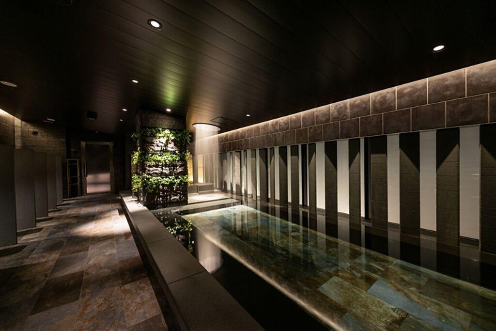 ▲大浴場空間也結合綠意，以九州溪谷為靈感打造而成。　圖：Royal Park Hotels And Resorts Co. Ltd.／來源
