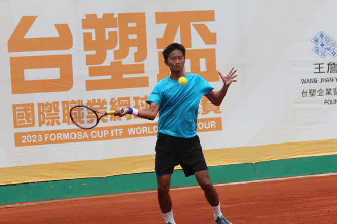 台塑盃男網賽第1站會外賽，地主好手尤敬謀一盤未失晉級會內賽。（中華網協提供）