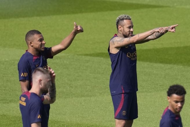 巴黎聖日耳曼前鋒姆巴佩(左)如願以償將內馬踢出球隊。（美聯社）