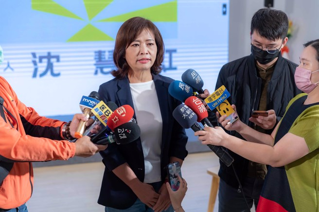 交通部參事沈慧虹（中）曾和高虹安一起競逐新竹市長之位。（中時資料照）