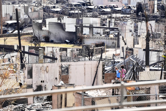 夏威夷野火酿成近百人死亡，美国一名休假中的机师自告奋勇开飞机，成功撤离超过300人。图为已付之一炬的拉海纳镇（Lahaina Town）。（图／路透社）