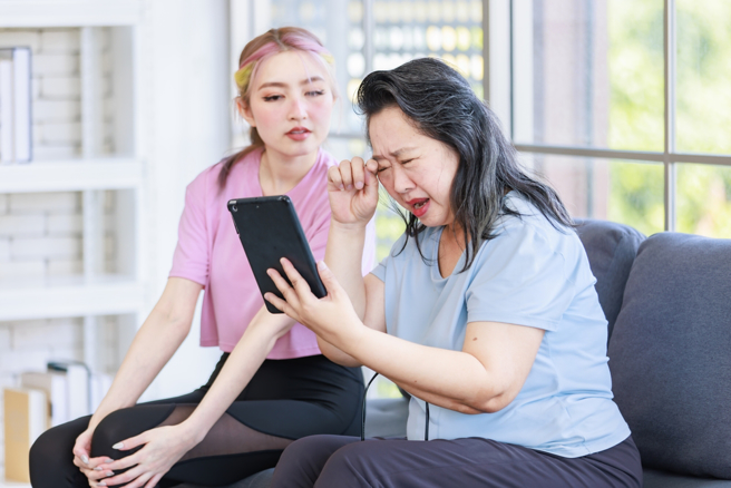 一名女網友幫阿嬤整理通訊錄，逼哭4千人。（圖／shutterstock）

