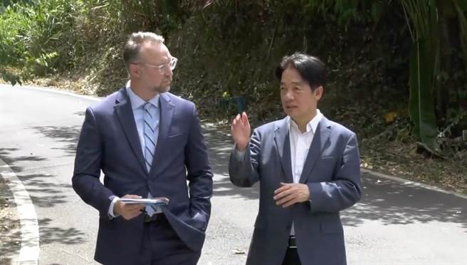 专访中，赖清德带领《彭博商业周刊》总编辑Joel Weber等採访团队返回其故乡万里，介绍个人成长背景。（赖清德竞选办公室提供）