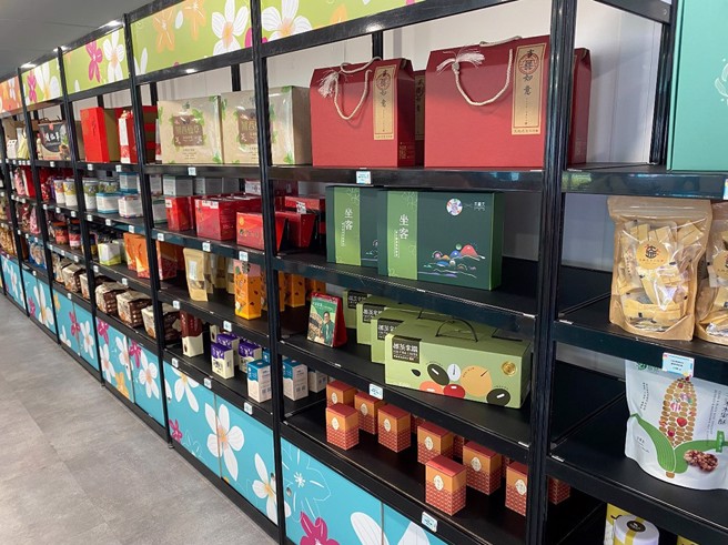 世界客家博覽會主展區周邊更設置串客派對市集、客家美食區及伴手禮專區，伴手禮區展示各式各樣的伴手禮，呈現多元客家風情。(圖/桃園市政府提供)