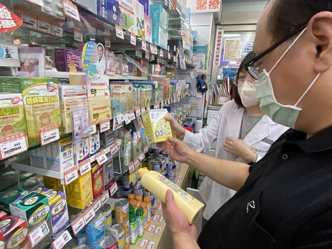 台南市立医院药师许杏如认为，摄取适量的钙质，可以调节尿液中的草酸量，降低肾结石的风险。（市立医院提供／洪荣志台南传真）