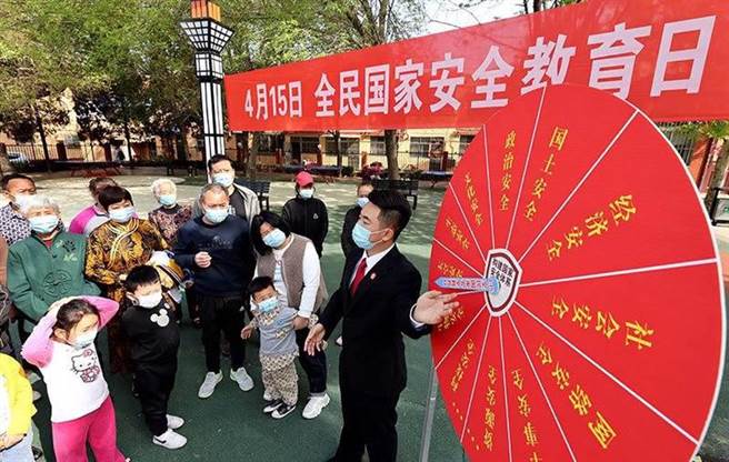 圖為大陸在國家安全教育日對民眾做宣導。（圖／新華社）