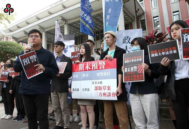 担任学生代表，大多是学子的从政跳板。台湾学生联合会5月底串连多个学生团体举行「跨世代师生吁请增列大学法」记者会，呼吁立法院院会排入《大学法》修法相关议程。(本报资料照)