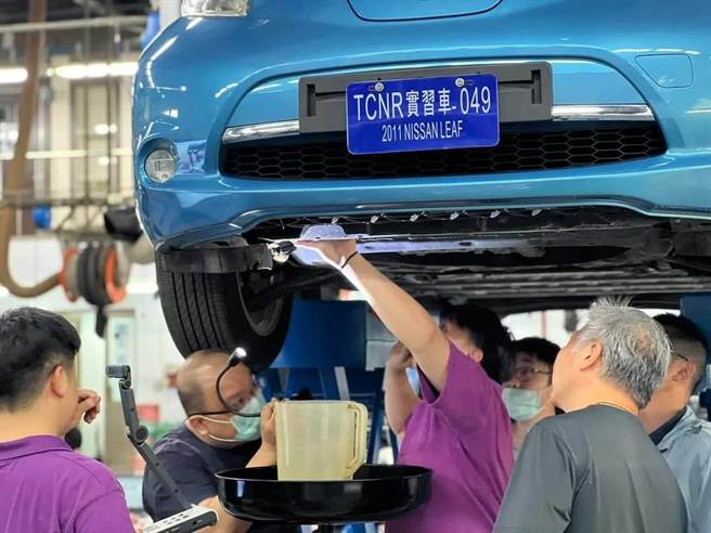 中彰投分署假日开办电动车检修在职进修训练，吸引许多在职技师参训。(中彰投分署提供)