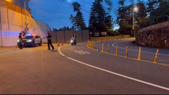 丰原警分局暑假开始，针对公老坪路段编排守望勤务，投入警力加强取缔无照驾驶、改装车辆等交通违规。（丰原警分局提供）