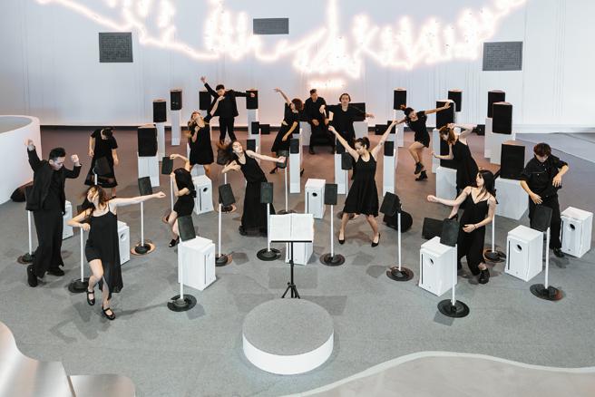 《跳一首曲》以声响实验乐曲启动身体演绎音符及旋律（图片来源：高雄市文化局提供）