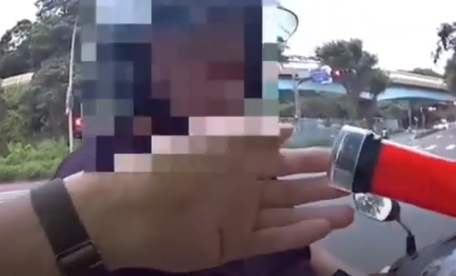 机车行进不稳又红灯越线，骑士「宿醉出行」露馅遭逮。（翻摄自影片）