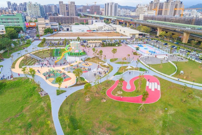 台中太平区拥有占地3.15公顷的马卡龙公园，生活机能良好。(泓瑞绿雅图提供)