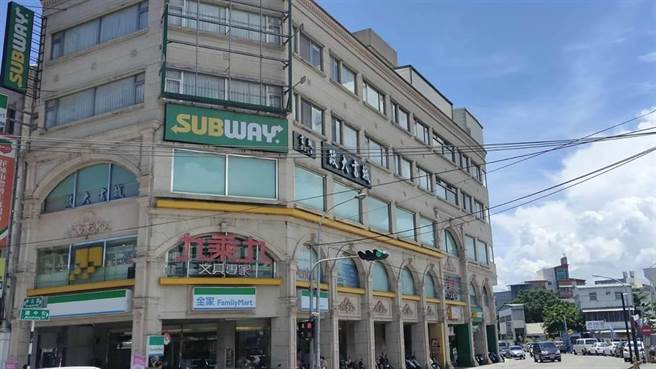 政大书城花莲店座落花莲高商对面街口的商业建物3楼，2011年开始营业。（本报资料照片）