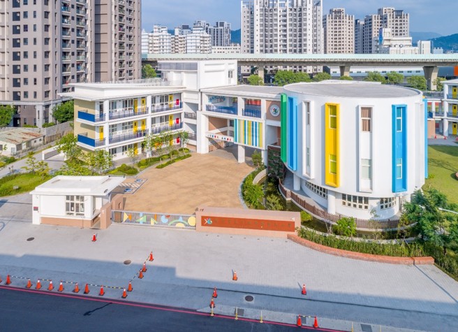 「新高国小」是台中市第一所公立双语小学。(泓瑞绿雅图提供)