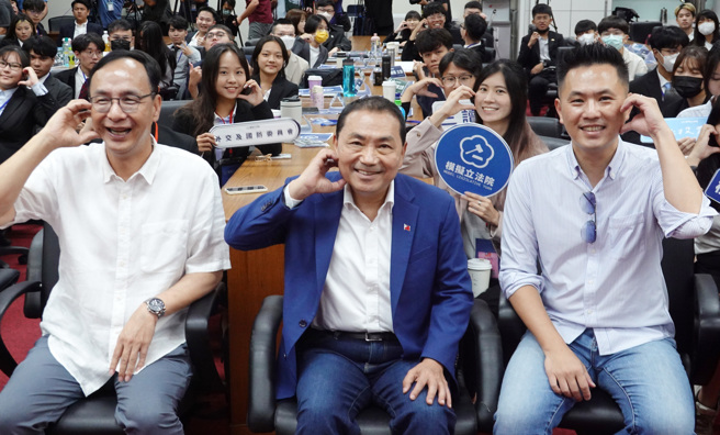 國民黨總統參選人侯友宜（中）、黨主席朱立倫（中左）15日前往立法院出席「2023模擬立法院」活動，並與出席者一同合影。（姚志平攝）