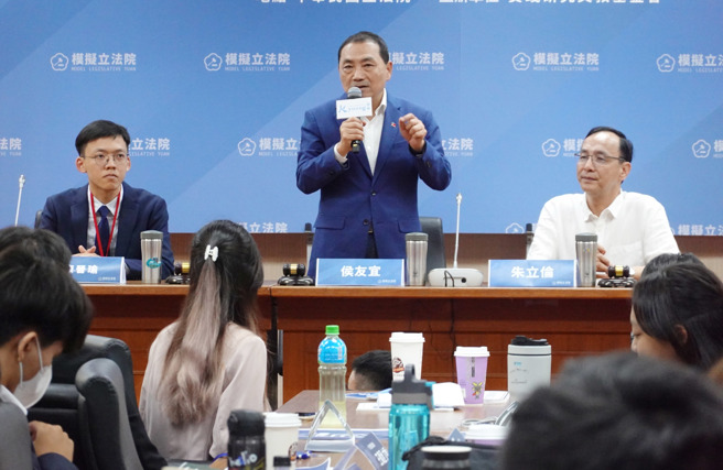 國民黨總統參選人侯友宜15日前往立法院出席「2023模擬立法院」活動並致詞。（姚志平攝）