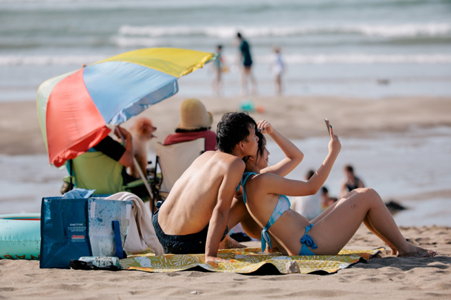 農曆7月要到了，神明紛紛提醒民眾「遠水為佳」。（示意圖／郭吉銓攝）