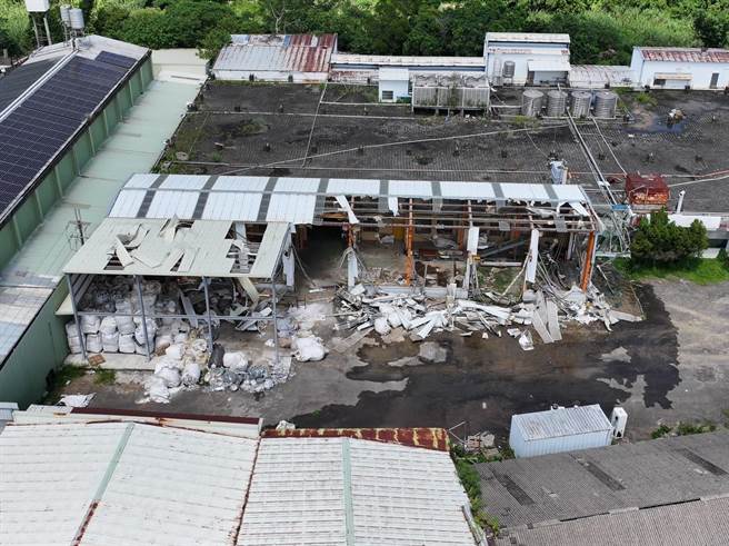 新竹县府15日前往艾斯巴达拆除违建。（关西镇公所提供／邱立雅竹县传真）