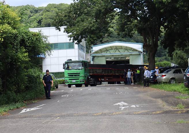 县府环保局请来专业废液处理公司将艾斯巴达贮存的废液运走。（邱立雅摄）