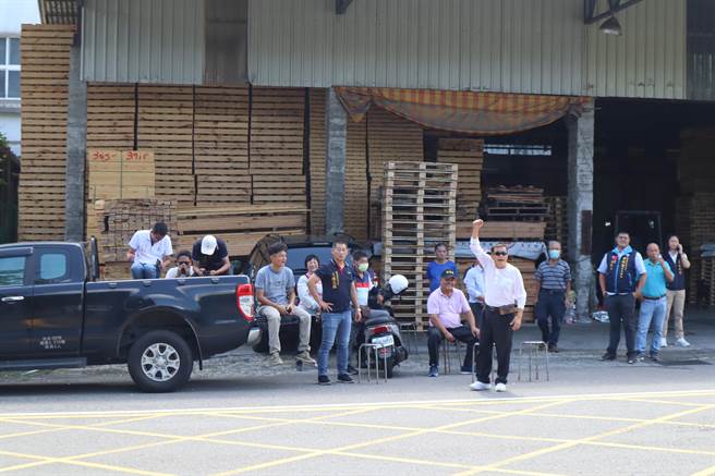 不少关西镇民及民代到艾斯巴达工厂门口想要进场了解未果，只能在对面「监督」。（邱立雅摄）