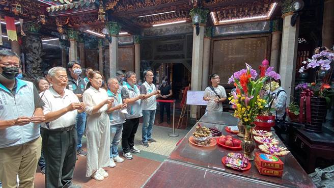 新竹市長高虹安（中）昨天遭北檢起訴後，今天上午到天公壇上香祈福。（陳育賢攝）