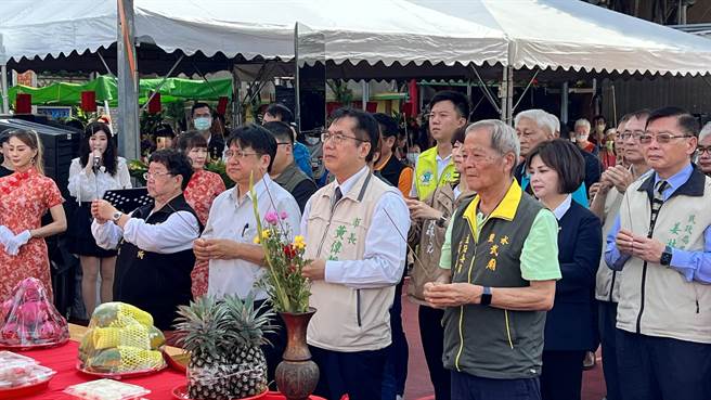 出身鹽水在地的營建署署長吳欣修（右四）及台南市長黃偉哲（右三）都到場祭拜、為工程順利祈福。（張毓翎攝）