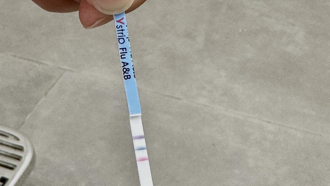 醫師柳雱邁表示，昨一名病患使用流感試劑篩檢出線3條線，顯示同時感染A流和B流，情況相當罕見。（圖／醫師柳雱邁授權使用）