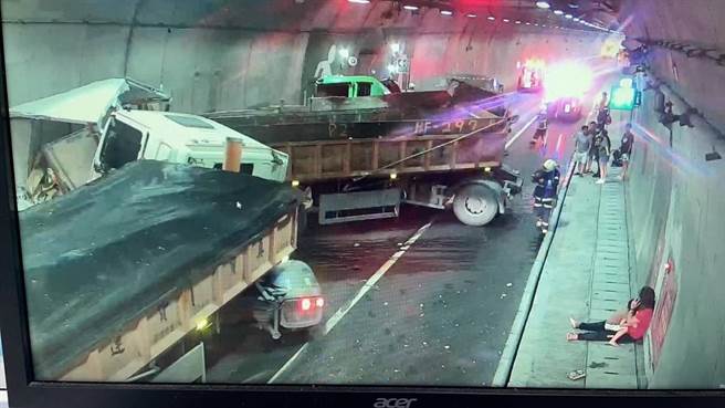 苏花公路台9线108.2K东澳隧道段，今（15日）上午10时许发生5辆车追撞事故。（民眾提供／吴佩蓉宜兰传真）
