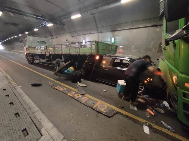 苏花公路台9线108.2K东澳隧道段，今（15日）上午10时许发生5辆车追撞事故。（民眾提供／吴佩蓉宜兰传真）