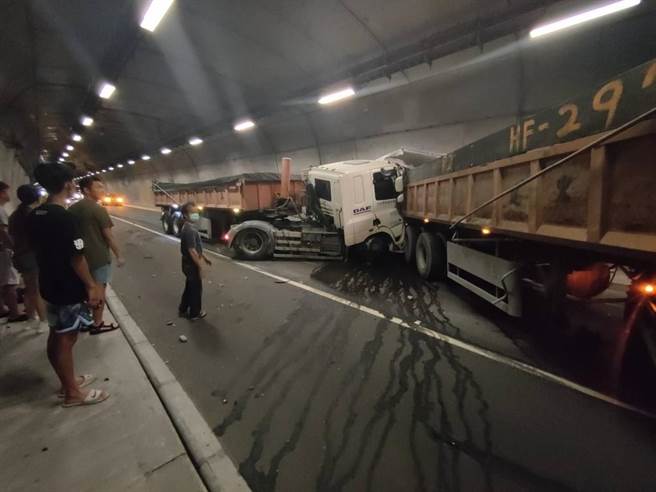 苏花公路台9线108.2K东澳隧道段，今（15日）上午10时许发生5辆车追撞事故。（民眾提供／吴佩蓉宜兰传真）