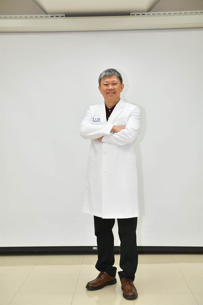 新竹台大分院骨科部主任贾维焯表示，该院多年努力提升利用完善的导航系统与微创脊椎手术无缝融合的技术，以降低医疗风险，达成较佳的治疗效果。（新竹台大分院提供／陈育贤新竹传真）