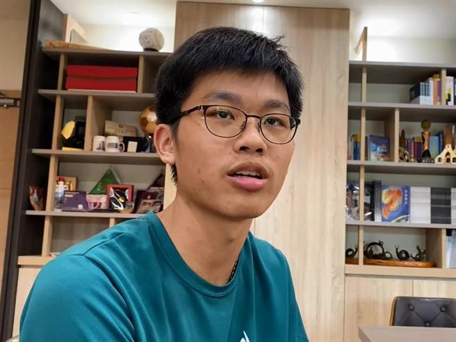 考上台大医科的张景曜说，建立起每天读书的习惯很重要。（孙英哲摄）