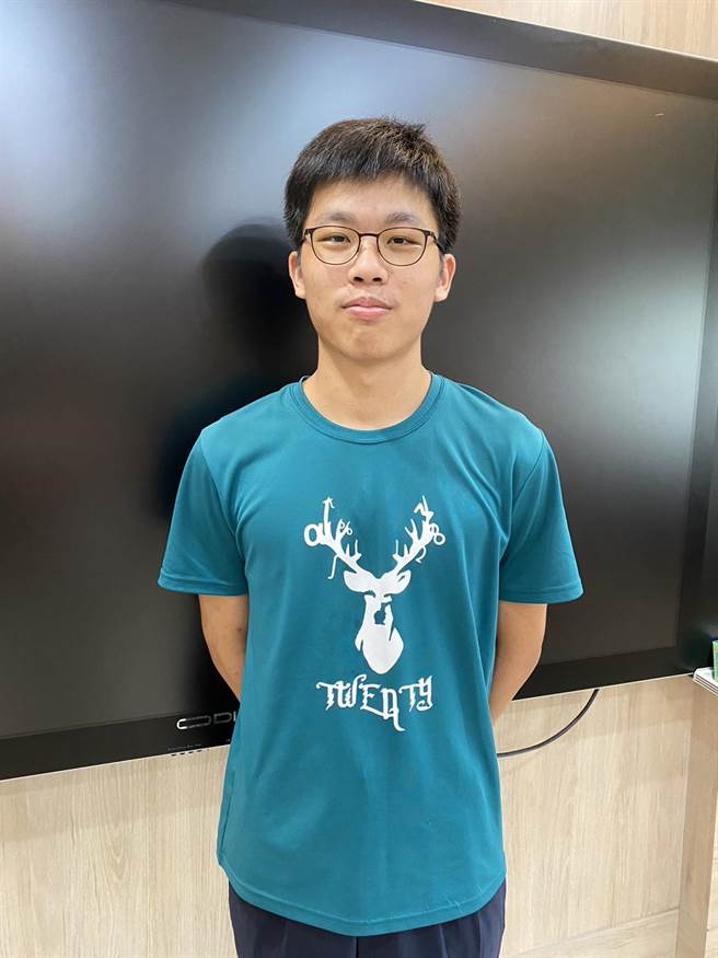 张景曜在长年读书的高压环环下，最喜欢透过打篮球及看漫画纾压。（孙英哲摄）