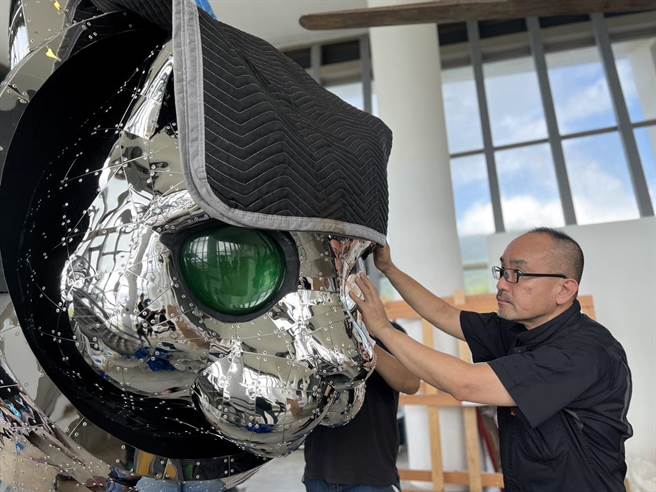 日本大阪三宝之一的「船猫」，是日本当代艺术家矢延宪司的经典作品，将于19日在屏东车城海口港看海美术馆登场，也是矢延在台湾的首次展出。（屏县府提供／谢佳潾屏东传真）