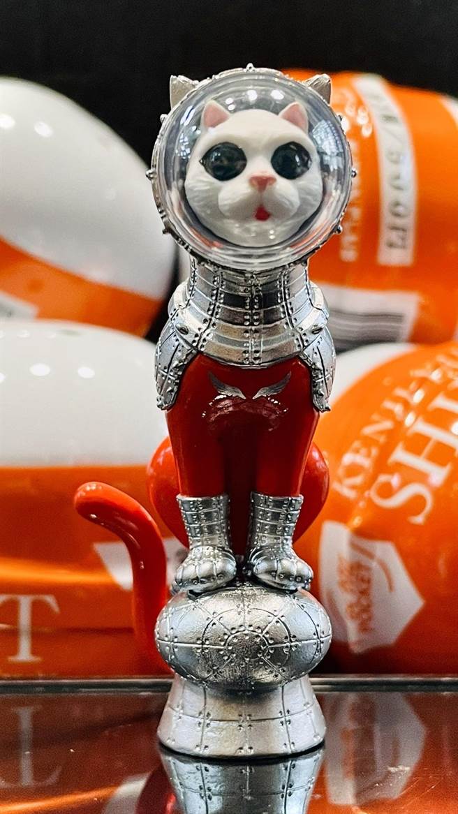 看海美术馆也特别引进日本官方的扭蛋船猫贩售，迷你精致令人爱不释手。（屏县府提供／谢佳潾屏东传真）