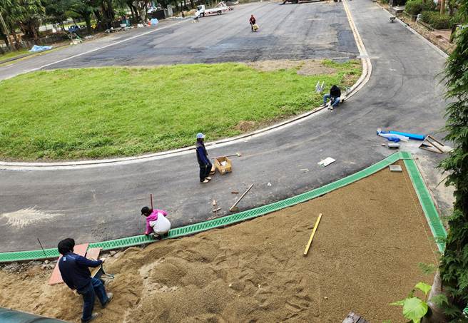 雙溪國小在學校地勢低漥地區搭配級配石和運動場改善工程改為透水鋪面，減少淹積水問題。（新北市教育局提供）