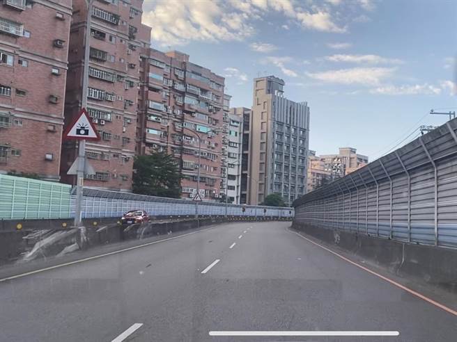 針對民眾質疑測照地點適法性，新店警分局指出，該地點已於6月20日在本局交通警察大隊網站公告，且該處前方100公尺已設置「警52」標誌，符合相關規定。（新店警分局提供）