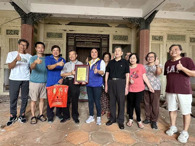立委陈玉珍(左五)取文化部四千余万经费修復阳翟永昌堂古蹟，宗亲会今日特地制牌感谢。(图／陈玉珍服务处提供)