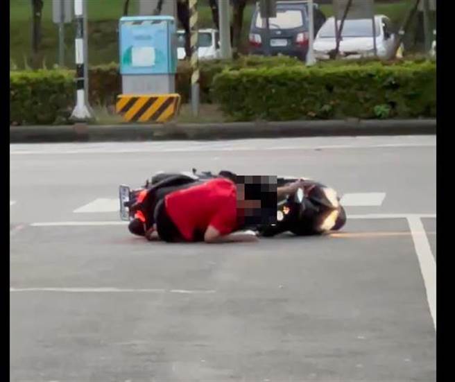 刘男酒后驾车行车摇晃，倒卧路中无力起身。（翻摄照片／张亦惠台中传真）