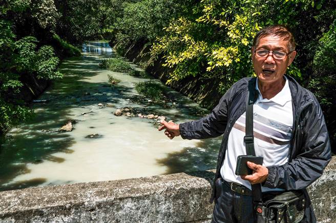 竹北市翁厝圳又被污染呈乳白色，麻园里长许荣生说，将联合4里农民自救，逮到「凶手」一定「打厚死！」（罗浚滨摄）
