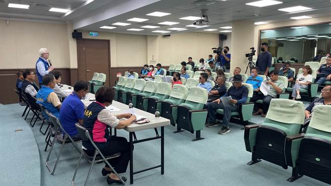 東44線替代道路計畫宣布終止，今多位民代與東海岸沿線居民赴台東縣府表達盼重啟的心聲，並向加路蘭部落喊話「留1條路給我們走」。（蕭嘉蕙攝）